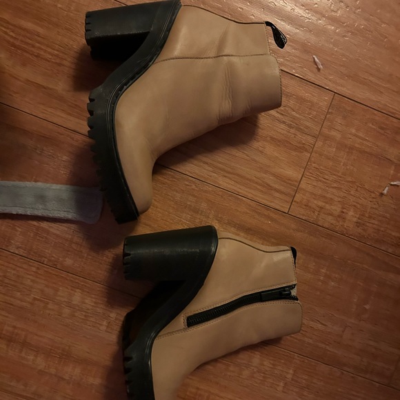 Dr. Martens ‘Magdalena’ boots in tan - Picture 2 of 5